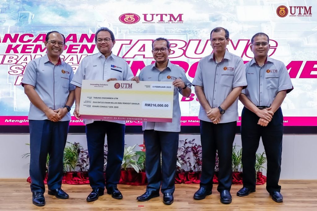 Sesi Penyerahan Mock Cheque Sumbangan Ke Tabung Endowmen Universiti Teknologi Malaysia Dari Staf UTM